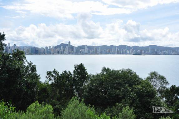 Na região da praia das Laranjeiras, observando o centro de Balneário Camboriú, litoral de Santa Catarina